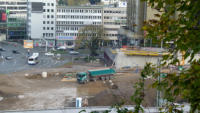 05.11.13 - Die Sttzmauer vor dem Hotel ist fast fertig.