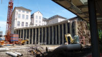 18.05.2012 - Die Sttzmauer ist fast fertig. Der erste Baukran wird aufgebaut.