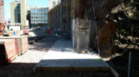 25.05.2012 -  Der schrge Abschlu der Mauer ist im Bau.