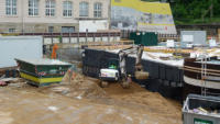 02.06.15 - Der Baugraben im Bereich der Buszufahrt zum Busbahnhof wird nun aufgefllt.
