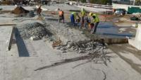 27.10.15 - Ein Teil des Betons wird wieder rckgebaut. Der Beton wurde um 10 cm zuhoch gegossen.