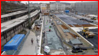 02.03.17 - Die Bitumen-Schweibahnen  werden weiter eingebaut. An der rechten Seite beginnt nun der Neuaufbau der Fahrbahn.