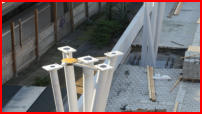 03.11.17 - Die Hohlrume in den Stelen werden noch mit Baustahl unf Beton verfllt.