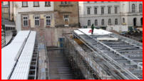 16.01.2018 - Am Bussteig 2 werden die Dachplatten verlegt.