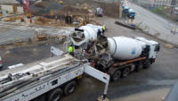06.012.14  - Jeweils 2 Betontransporter standen an der Pumpe um einen dauerhaften Betonstrom zu gewhrleisten.