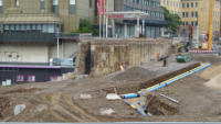 11.09.13 - Die Bauarbeiten an der neuen Sttzmauer gehen nun weiter. Hierzu wurde ein Turmdrehkran am 9.9.13 aufgebaut