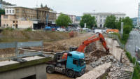 01.07.13 - Blick vom Hoteleingang zur Baustelle - Im Hintergrund hat der Rckbau des Bahnhofsvorbaus begonnen