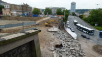17.07.13 - Blick vom Hoteleingang zur Baustelle - das zweiteTeil der Sttzmauer wurde umgelegt.