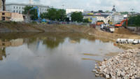 02.07.13 - Der See wird leergepumt. Im Hintergrund hat der Rckbau des Bahnhofsvorbau begonnen - Die alte Strae verschwindet.