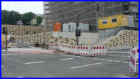 27.06.17 - Die Verblendungssteine werden nun an der Mauer zum knftigen Fahrradhaus angebracht.