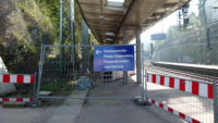 14.04.15 - Das gelbe Wegweiserschild der Stadt am Ausgang zur Str. Dppersberg wurde  durch ein DB-Schild ersetzt.