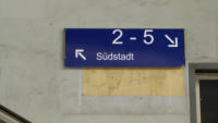 20.04.15 - Das gelbe Wegweiserschild der Stadt  wurde  durch ein DB-Schild ersetzt.