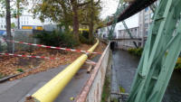 03.11.14 - Am Wupperufer wird die provisorische Gasleitung aufgebaut.