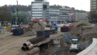 11.04.15 - Die Recyclingberge wachsen wieder. Rechts am Baufeld Bahnhofstrae geht der Mauerbau weiter.