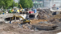21.05.15 - Die Fundamente der seitenwnder werden nun rckgebaut.