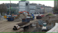 11.04.15 - Die Recyclingberge wachsen  wieder. Rechts am Baufeld Bahnhofstrae geht der Mauerbau weiter.