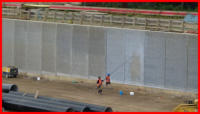 29.08.16 - Die Wnde werden nun mit einer Schutzschicht gegen Grafittie eingesprht.