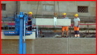 06.09.16 - Die Arbeiter werden mit der Hebebhne nach oben befrdert.