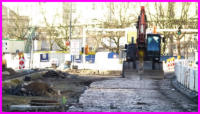08.01.2016 - Der alte Betonunterbau wird nun zerkleinert.