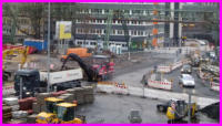 23.02.16 - Der Restliche Belag auf der Kreuzung wird nun ausgebaut. Rechts die neue  prov. Verkehrsfhrung