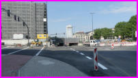 30.05.17 - Nun werden die Fahtbahn-Markierungen auf der Kreuzung vervollstndigt.