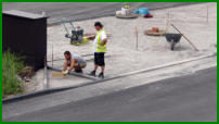 23.06.17 - Die Bauarbeiten fr den Standplatz auf dem Mittelstreifen haben nun begonnen.