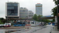 21.07.14 - Die Person auf der Fahrbahn hatte die Aufgabe die PKW am Einfahren in den Busbahnhof zu hindern.