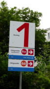 15.07.14 - Bussteig 3 Hinweisschild zu Bussteig 1.Auf dem Schild fehlt das Wort "zum"