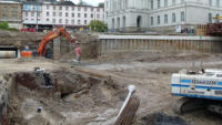 29.04.15 - Die Fundamente der alten Sttzmauer werden zerlegt.