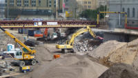 08.04.15 - Seit dem 7.4. wird die alte Sttzmauer vor der ex DB-Direktion abgetragen.