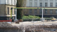 14.04.15 - Die letzten Meter der Mauerkrone werden zum Betonieren vorbereitet.