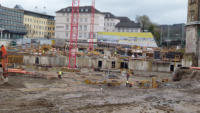 01.04.15 - Die Bauarbeiten beginnen nun, nachdem das Erdreich abgetragen wurde.