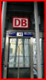 03.05.2019 - neue DB Aufkleber wurden noch an den Aufzügen am Busbahnhof angebracht.