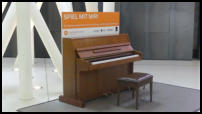 19.03.2020 - Ein neues Klavier steht in der Mall. Das alte hatte die Luftfeuchtigkeit in der Halle nicht gutgetan.
