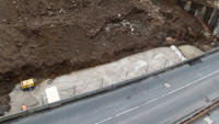23.06.15 - Im Bereich der neuen Brcke Sdstrae wurden die Kanalisationsrohre verlegt, und ein Betonbett gegossen.