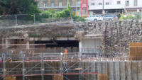 31.07.15 - Reste des alten Pesonnentunnels. Im Vordergrund wird am Brckenlager fr die Neue berfhrung gearbeitet.