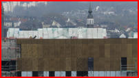 05.04.17 - Die Fassade wird nun Montiert. Blick von der Sdstadt zum Investorgebude.