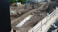 18.07.15 -  Die Betonsauberkeitsschicht fr das Fundament des Mittelpfeilers der neuen Fugngerbrcke wurde bereits gegossen.