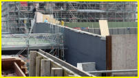 05.04.17 - Die Mauer und das Dach vom Aufzug werden mit Bitumen Bahnen verkleidet.
