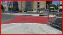 29.06.2018 - An der Zufahrt zum Parkplatz wurd der Gehwegbereich mit roter Farbe markiert.