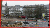 15.12.17 - Am Wupperpark Ost wurde mit den Arbeiten begonnen. Zuerst werden die alten Fahrbahn - und Gehwegreste  ausgebaut.