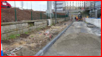 11.01.18 - Der Eiinbau der Bordsteine ist abgeschlossen. Auf der Mauer wird noch ein Zaun  aufgebaut.
