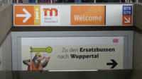03.08.17 - Auch in Dsseldorf hngen diese Banner an jedem Bahnsteig.