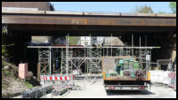 17.04.2018 - Das  Gerst fr die Brckendecke wird nun aufgebaut. Daher auch die dicke Betonplatte auf der Fahrbahn.