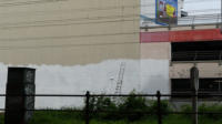 09.08.17  - Nur wenige Hausbesitzer streichen ihre Wnde zur Bahn hin. Hier werden gerade groe Graffities bermalt.