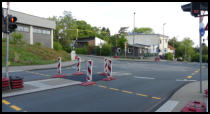 09.05.2020 - Oberbergische Straße - Die Verkehrsinsel wurde teilweise rückgebaut.