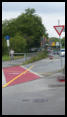 15.07.2020 - Der Radweg wurde nun mit gelben Sreifen markiert, da die Radfahrer die neuen Schilder mißachten.