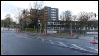 16.11.2020 - Obere Lichtenplatzer Str. -Ecke Wettiner Str. -  Nun wird die Verkehrsinsel nochmal umgebaut.