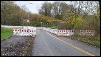 16.11.2020 - Schliemannweg - Welchen Zwewck sollen diese Absperrungen haben. Ist doch der Pkw Verkehr nicht möglich.