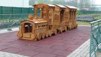 25.04.15 - Seit einigen Tagen steht diese Holzeisenbahn auf dem Bahnhsteig.